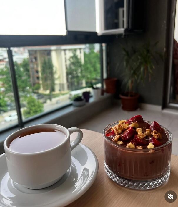 Çikolatalı meyveli kase ve çay